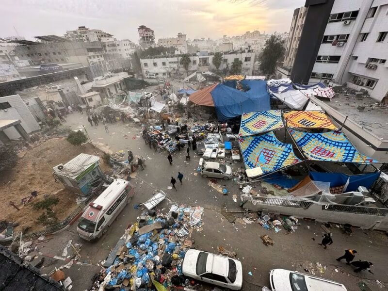 以色列轟炸加薩走廊北部西法醫院，11月25日景象一片狼藉。（路透社）