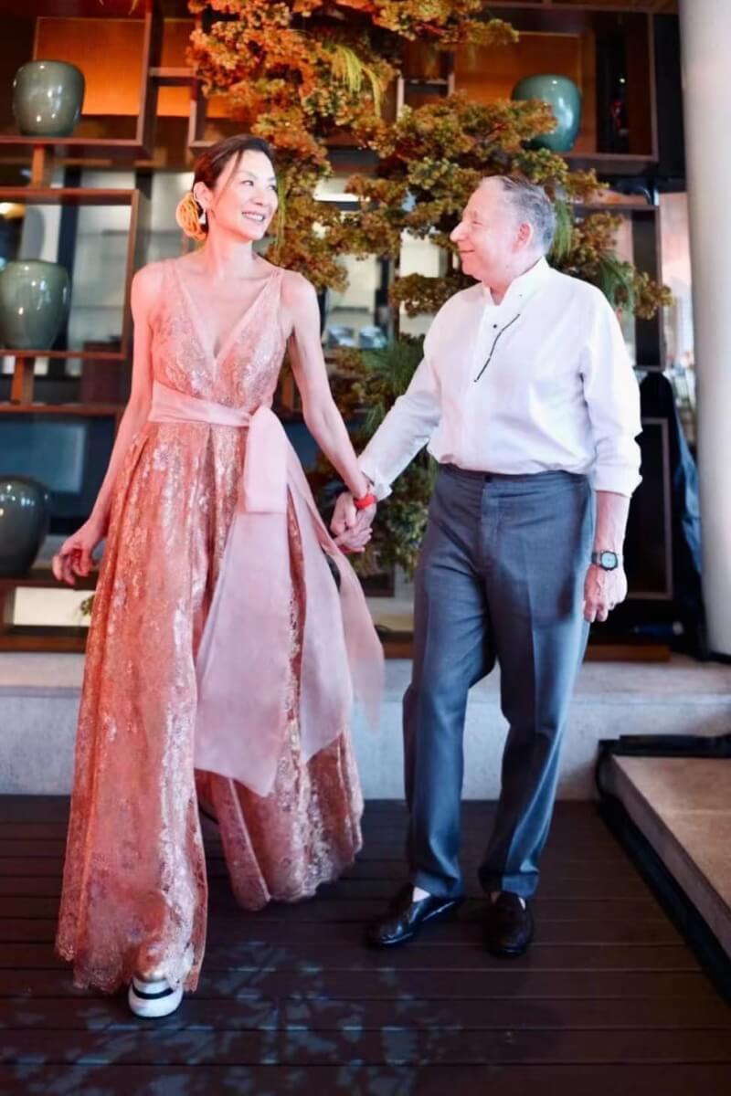 楊紫瓊（左）21日婚宴時身穿粉橙色調夏姿禮服，帶著暖暖幸福的喜氣。（圖取自facebook.com/shiatzychen.tw）
