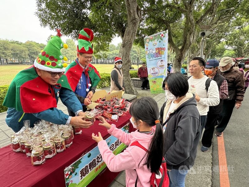 中華民國水禽產業促進協會23日在雲林綠色隧道舉辦促銷活動，推廣雲林在地優質水禽，參與民眾只要佩戴耶誕帽或相關飾品，就能領取免費的鵝油及相關製品。中央社記者姜宜菁攝  112年12月23日