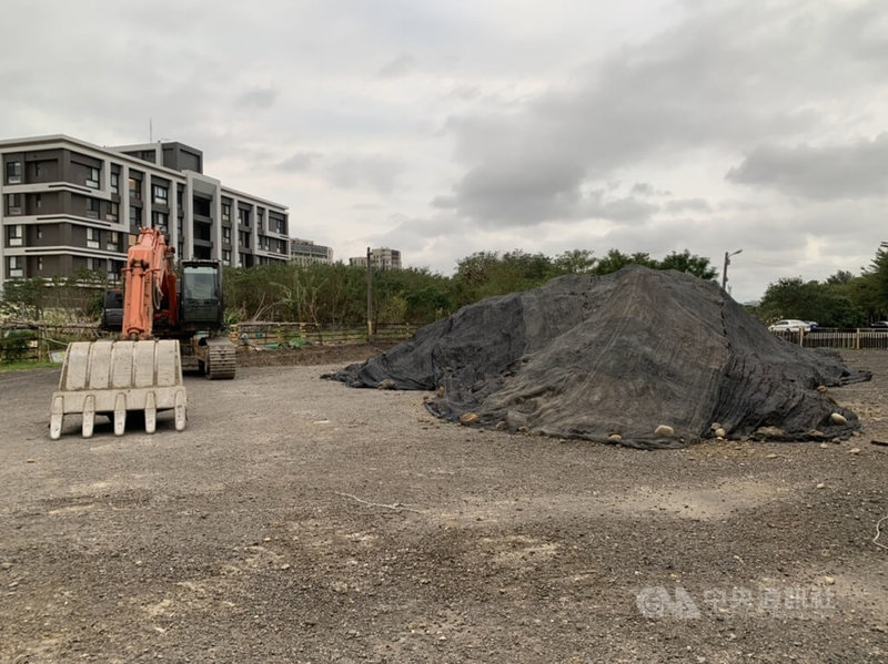 民進黨新竹市議員楊玲宜23日表示，民眾黨總統候選人柯文哲農地違規使用且日前還挖出廢棄物，現場包含工程用的廢棄鋼筋、水管、營建廢石以及紅磚等，已形成一座廢棄物小山丘。中央社記者郭宣彣攝 112年12月23日