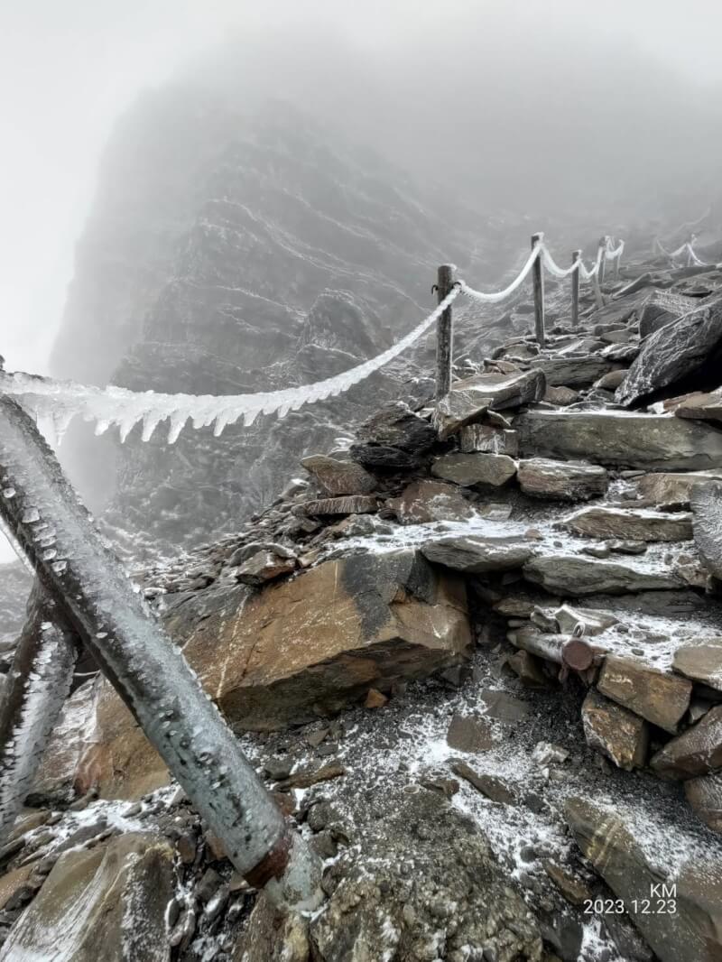 寒流發威，玉山地區23日降下今年入冬初雪。（圖取自facebook.com/YuShanNationalPark）