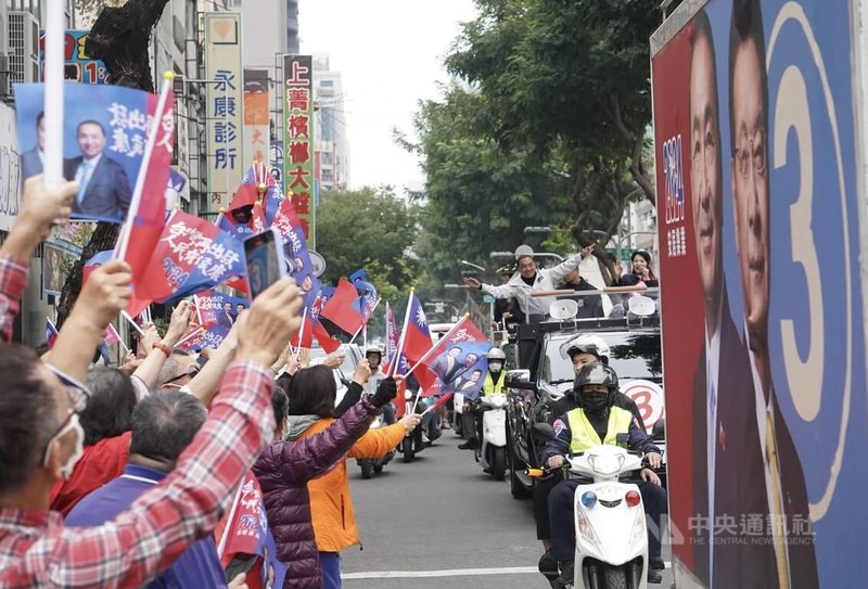 國民黨總統候選人侯友宜（車上左）23日與同黨籍高雄市立委參選人陳美雅（車上右），在苓雅、前金、鼓山等地區進行車隊掃街拜票，侯友宜揮手向民眾致意。中央社記者董俊志攝　112年12月23日