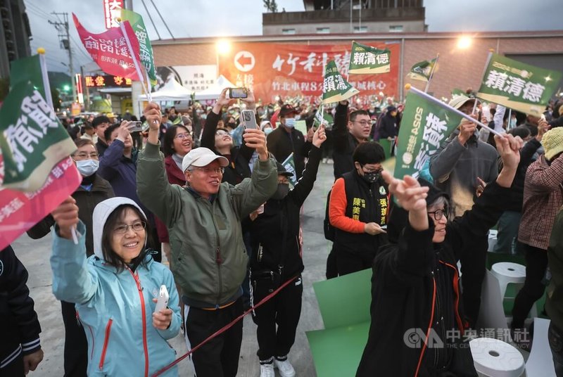 民進黨總統候選人賴清德「唱土地的歌，拼咱的希望」環島拼圖活動23日傍晚抵達新竹縣新埔武財神廟廣場，吸引許多支持者到場響應參與。中央社記者裴禛攝  112年12月23日