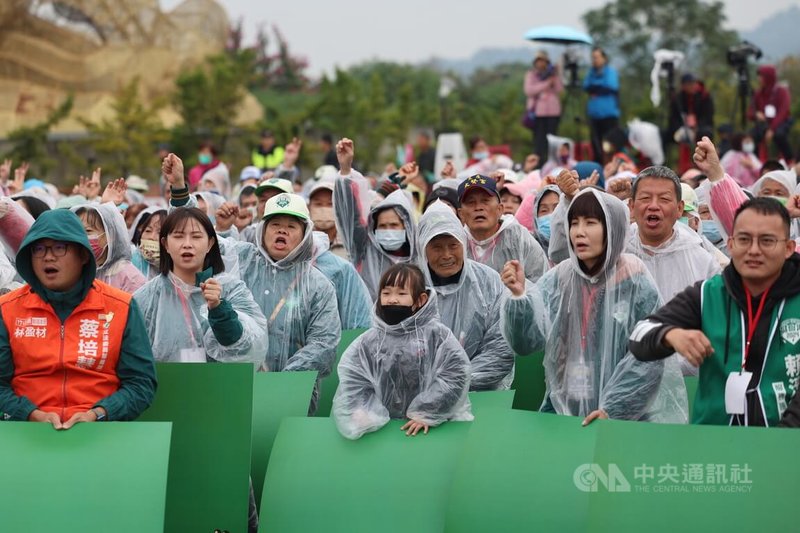 民進黨總統候選人賴清德環島拼圖第3天「唱土地的歌，拼咱的希望」活動，23日上午在南投縣會展中心廣場舉行，活動開始前飄起細雨，支持者穿著雨衣等待賴清德一起完成拼字活動。中央社記者裴禛攝　112年12月23日