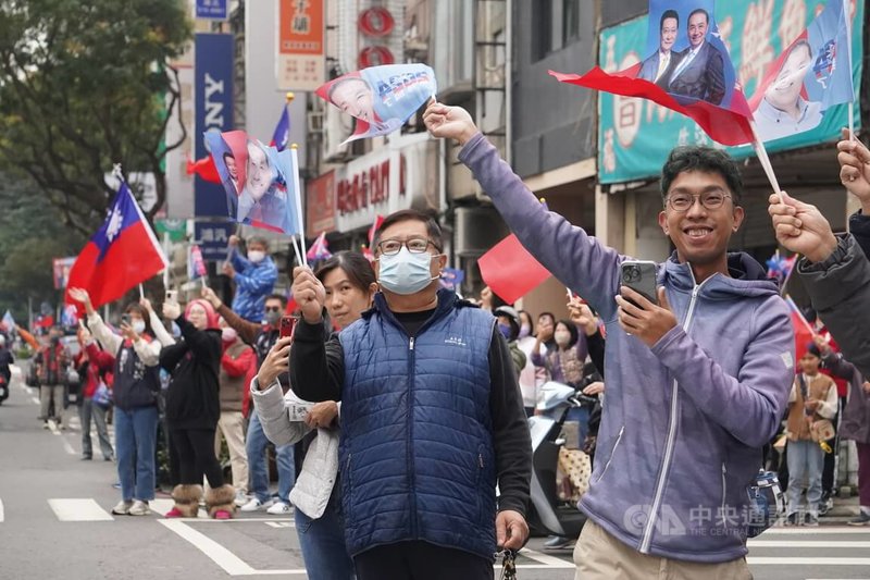 國民黨總統候選人侯友宜、同黨籍高雄市立委參選人陳美雅23日上午在苓雅、前金、鼓山等地區車隊掃街，沿途許多民眾熱情揮舞手中旗幟表達支持。中央社記者董俊志攝　112年12月23日