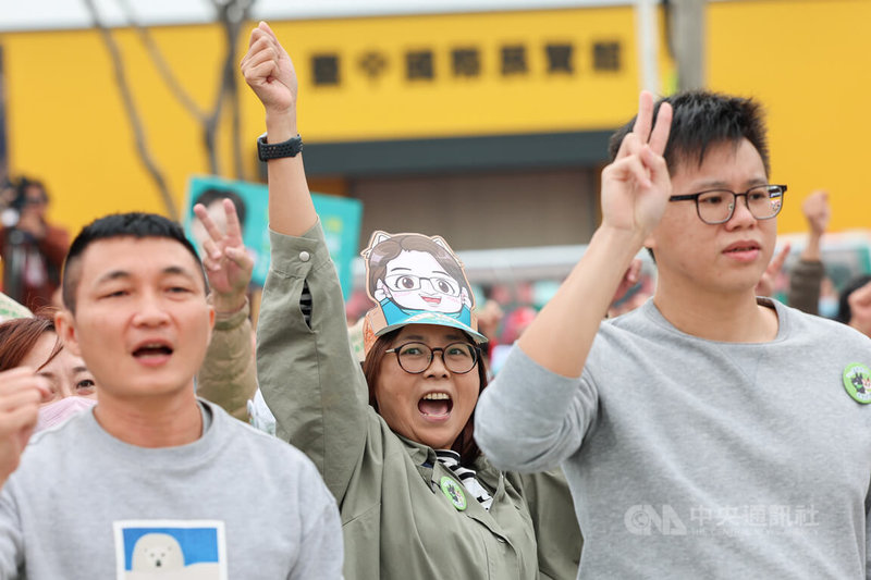 民進黨總統候選人賴清德環島拼圖活動23日抵達台中站，現場聚集大批支持者，有人頭戴副總統候選人蕭美琴Q版插圖到場，為「賴蕭配」加油打氣。中央社記者裴禛攝  112年12月23日