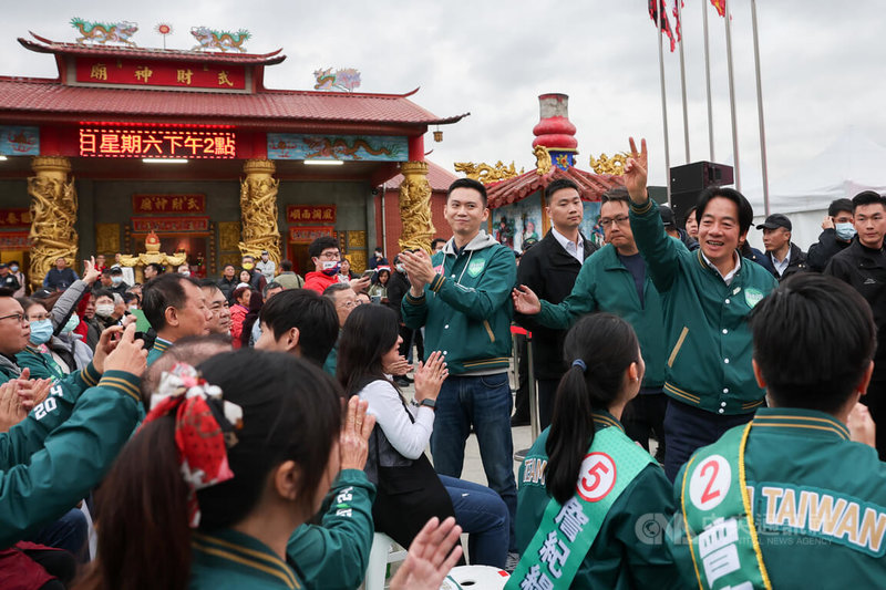 民進黨總統候選人賴清德（立者右比2號手勢者）「唱土地的歌，拼咱的希望」環島拼圖活動23日到新竹，傍晚在新埔武財神廟廣場熱鬧展開，賴清德向民眾比出2號拉票。中央社記者裴禛攝　112年12月23日