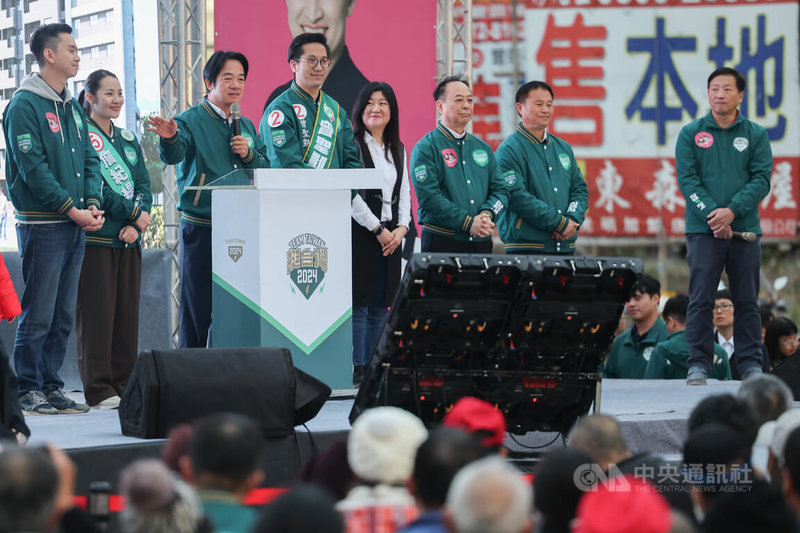 民進黨總統候選人賴清德（左3）「唱土地的歌，拼咱的希望」環島拼圖活動23日傍晚在新竹縣新埔武財神廟廣場舉行，賴清德與黨籍立委參選人一同向選民請託拜票。中央社記者裴禛攝  112年12月23日