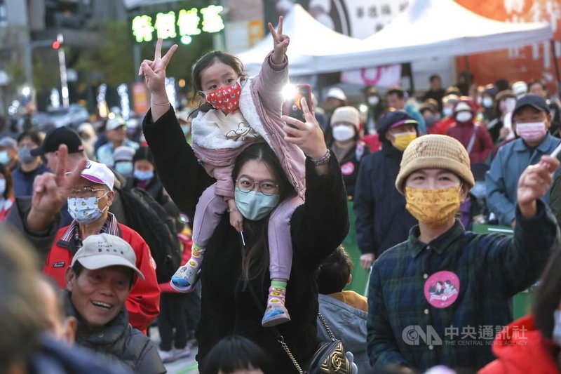 民進黨總統候選人賴清德環島拼圖活動進入第3天，23日傍晚前進新竹縣新埔武財神廟廣場，吸引民眾參與，有家長將孩子扛在肩上出席，一起為賴清德加油打氣。中央社記者裴禛攝　112年12月23日