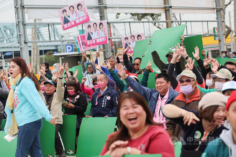 民進黨總統候選人賴清德23日抵達台中烏日日出停車場，舉行「唱土地的歌，拼咱的希望」環島拼圖活動，許多支持者到場加入排字行列，高喊口號為民進黨加油打氣。中央社記者裴禛攝  112年12月23日