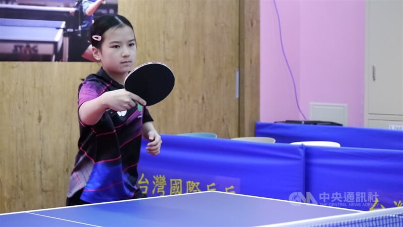 根據世界桌球職業大聯盟（WTT）12月19日公布最新世界排名，11歲的桌球小將李任悅（圖）仍是女子組U11世界第1，她期盼未來自己能為台灣奪得奧運金牌。中央社記者黃巧雯攝 112年12月23日