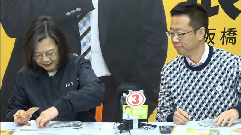 總統蔡英文（左）23日前往民進黨新北市立委參選人張宏陸（右）競選總部，擔任超級志工，共同加工文宣小贈品，並輕鬆聊天直播。（張宏陸服務處提供）中央社記者黃旭昇新北傳真  112年12月23日