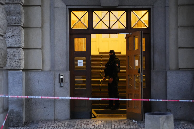 捷克首都布拉格22日發生14死校園槍擊案，案發現場被警方圍起封鎖線。（美聯社）