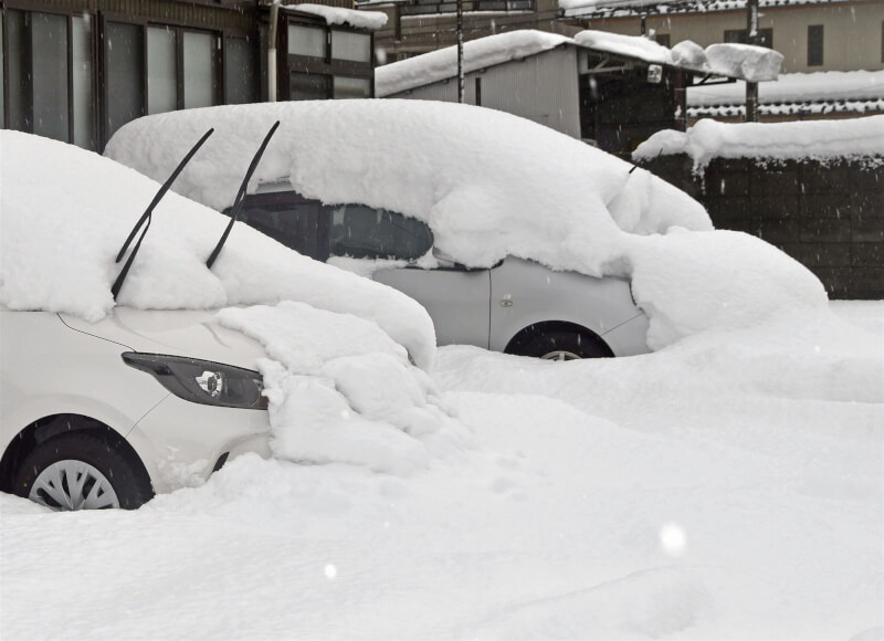 圖為石川縣金澤市汽車23日被雪覆蓋。（共同社）