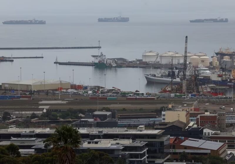 圖為南非開普敦港口外停泊貨櫃船。（路透社）