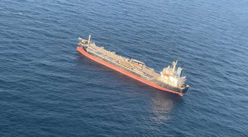 一艘名為「Chem Pluto號」的化學品運輸船23日在印度外海遭無人機襲擊。（圖取自twitter.com/IndiaCoastGuard）