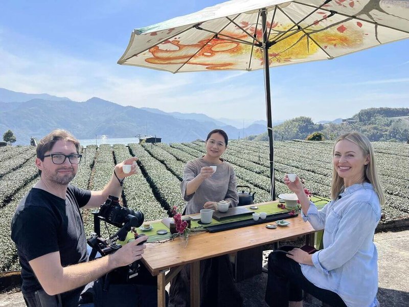 位於阿里山公路旁、由茶農林士評家族經營的林園製茶,時常接待外國旅客,帶旅客導覽阿里山風光與在地茶文化。(林士評提供)中央社記者蔡智明傳真 112年12月24日