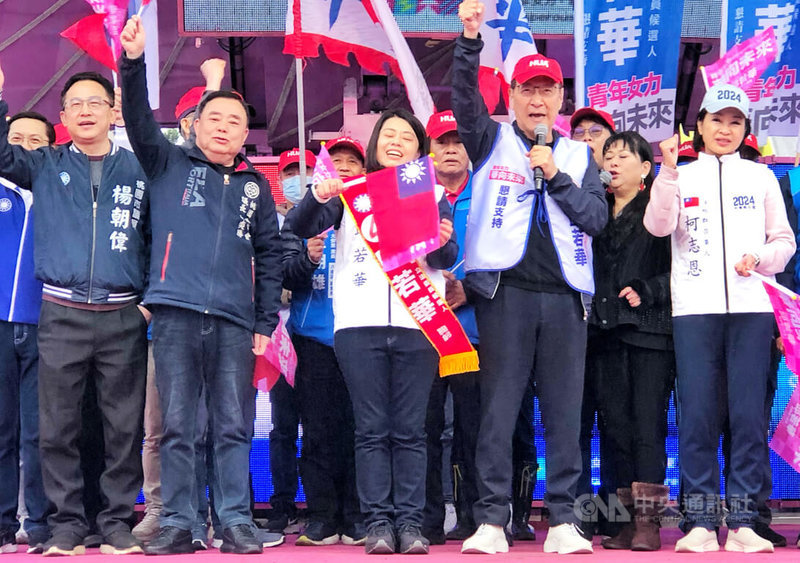 國民黨副總統候選人趙少康（前排左4）24日到桃園參加造勢活動表示，兩岸要溝通、不要打仗，「侯康配」當選以後，台灣一定是和平的。中央社記者吳睿騏桃園攝  112年12月24日