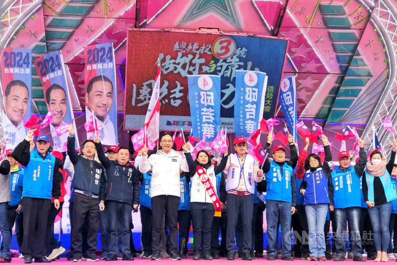 國民黨主席朱立倫（前排左4）24日出席桃園市第6選區立委參選人邱若華（前排左5）造勢活動時表示，「侯康配」正式宣布後，民調從落後已經追平，在最後階段要團結所有力量，集中選票籲請民眾支持國民黨。中央社記者吳睿騏桃園攝  112年12月24日