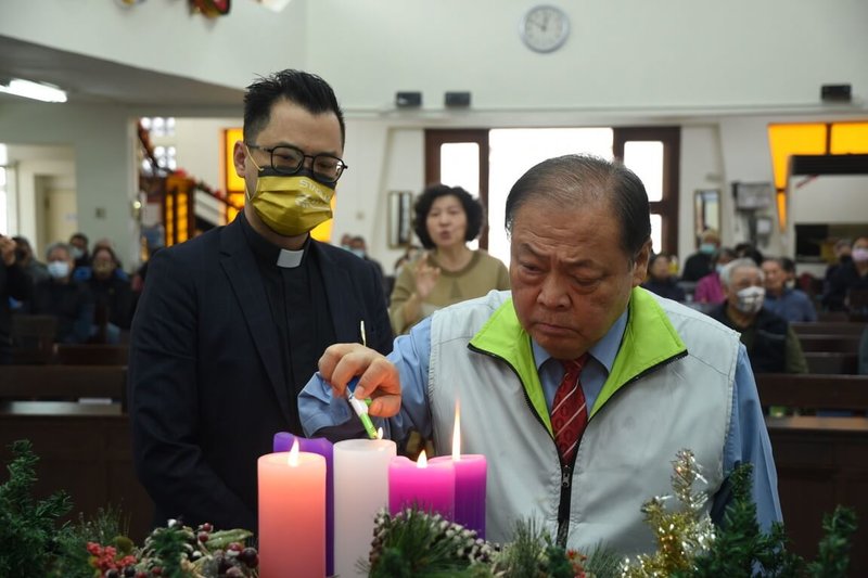 澎湖縣長陳光復（前右）24日前往馬公基督長老教會禮拜，吟唱詩歌並點亮蠟燭，祈願島嶼城市幸福永續。（澎湖縣政府提供）中央社  112年12月24日