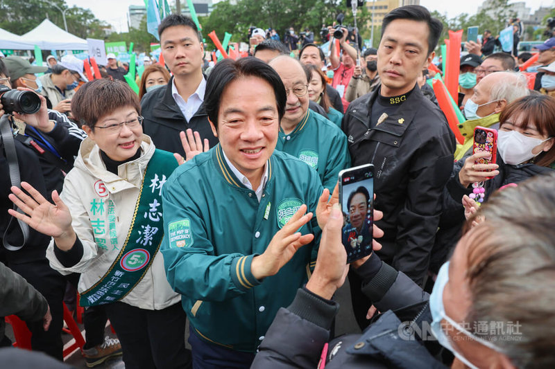 民進黨總統候選人賴清德（前中）環島拼圖「唱土地的歌，拼咱的希望」活動進入第4天，24日上午在新竹火車站後站汽車停車場舉行，賴清德與黨籍新竹市立委參選人林志潔（前左）等人向支持者揮手致意。中央社記者裴禛攝  112年12月24日