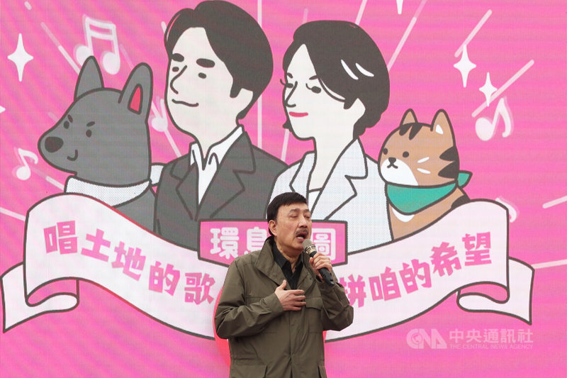 選戰進入倒數，民進黨總統候選人賴清德環島拼圖「唱土地的歌，拼咱的希望」活動24日進入第4天，中午抵達新北市新莊區，民進黨立委余天（圖）現身獻唱歌曲。中央社記者趙世勳攝  112年12月24日