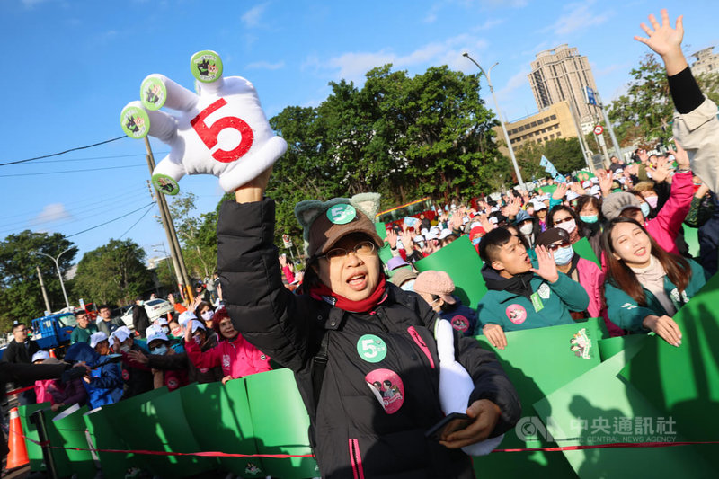 民進黨總統候選人賴清德環島拼圖「唱土地的歌，拼咱的希望」活動24日上午在新竹火車站後站汽車停車場舉行，有支持者特別自備道具到場，為參選人加油打氣。中央社記者裴禛攝  112年12月24日