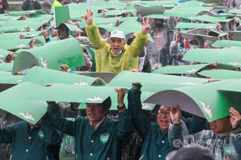 民進黨總統候選人賴清德環島拼圖「唱土地的歌，拼咱的希望」桃園場活動24日上午在明倫三聖宮舉行，支持者現場排字高喊口號，為賴清德加油打氣。中央社記者裴禛攝 112年12月24日