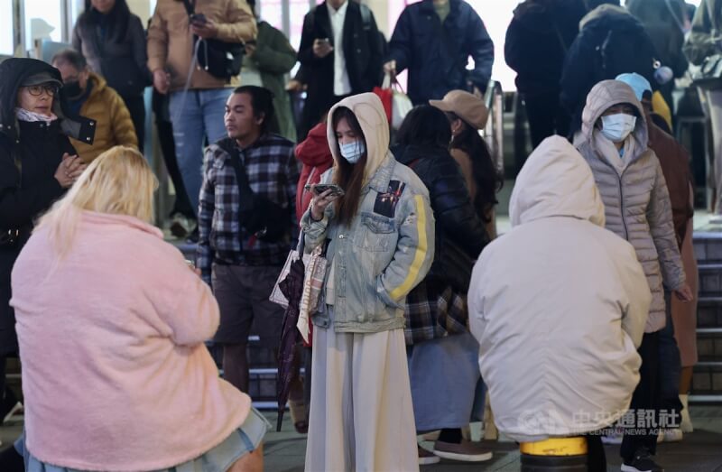 圖為台北市萬華區民眾出門穿著保暖衣物禦寒。（中央社檔案照片）