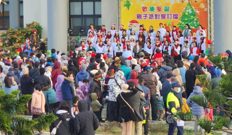 「2023歡樂聖誕-親子派對響叮噹」活動24日在澎湖縣馬公市公所前國際廣場舉行,吸引許多民眾到場參與、觀賞表演,共度平安夜。中央社 112年12月24日