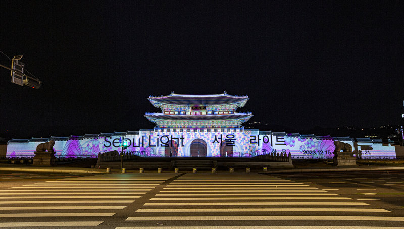 Seoul Light燈光秀進入第5年，今年不僅在東大門設計廣場，也在光化門牆面投影，長達800公尺。（首爾市政府提供）中央社記者廖禹揚首爾傳真  112年12月24日