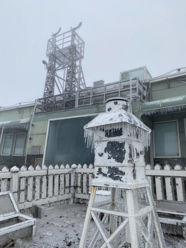 玉山氣象站（北峰）24日清晨僅攝氏零下2度，一夜凍雨，冰封山頭。（氣象署提供）中央社記者張雄風傳真 112年12月24日