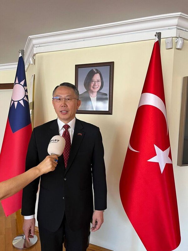 駐土耳其代表黃志揚近日接受亞塞拜然「報導者新聞社」專訪。（駐土耳其代表處提供）中央社  112年12月24日