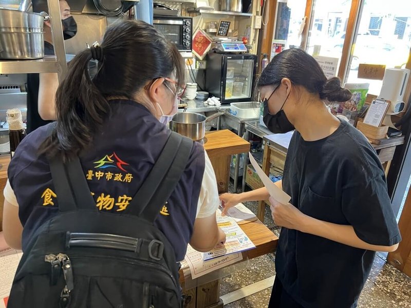 台中市食品藥物安全處執行「媒體網紅推薦熱門餐飲業者」及「特色美食餐廳」稽查專案，25日公布查核結果，共有5件不合格，均已依法處理。（台中市政府提供）中央社記者郝雪卿傳真  112年12月25日