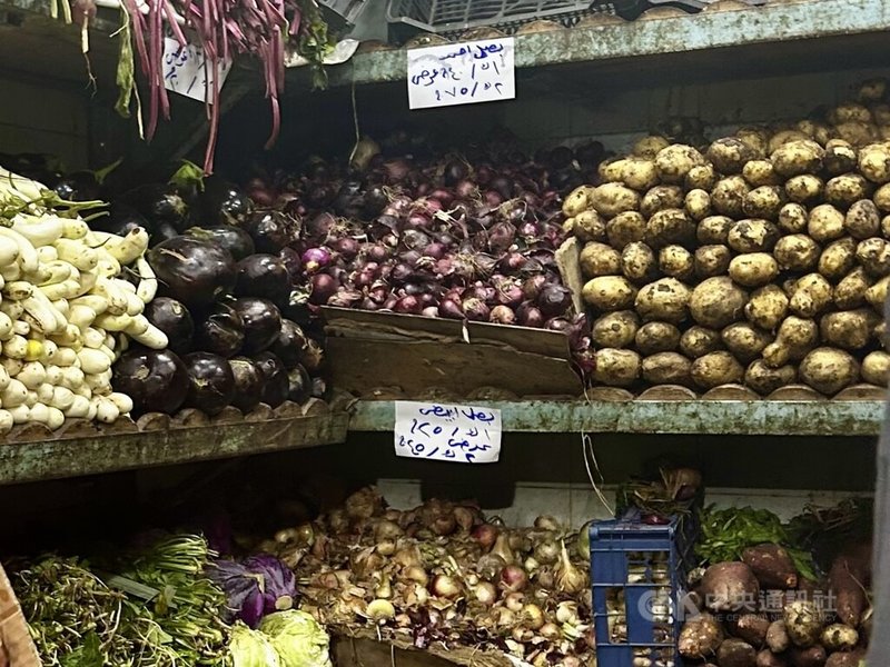 埃及物價持續上揚，現在連料理不可或缺的洋蔥，原本一公斤價格在10至15埃鎊，近期價格也飆升至55至65埃鎊之間。中央社記者施婉清開羅攝  112年12月25日
