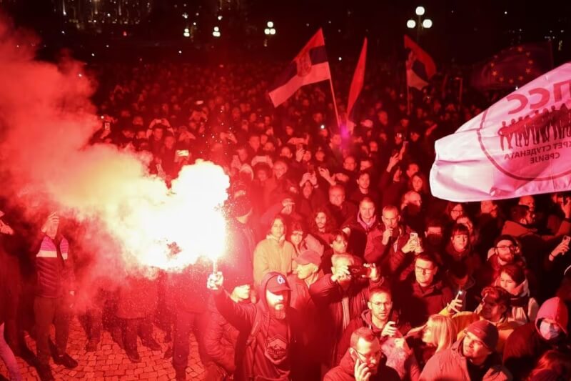 數以千計的塞爾維亞民眾24日聚集在首都貝爾格勒市中心，要求將一週前的國會和地方選舉結果作廢。（路透社）