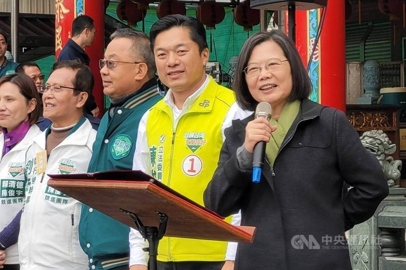 總統蔡英文（右）25日前往宜蘭縣羅東鎮永和寺上香祈福，並為民進黨立委參選人陳俊宇（右2）站台助選。中央社記者沈如峰宜蘭縣攝  112年12月25日