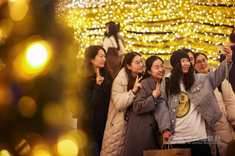圖為平安夜民眾在布滿燈飾的中山商圈周邊逛街，感受耶誕氣氛。中央社記者吳家昇攝 112年12月24日