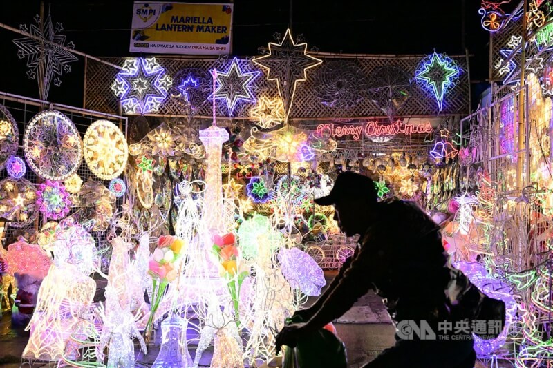 位在馬尼拉西北方的班巴加省（Pampanga）聖費南多市（San Fernando）以製造銷售菲式耶誕燈籠「巴洛爾」（Parol）聞名。攝於11月6日。中央社特約記者Edward Bungubung攝 112年12月24日