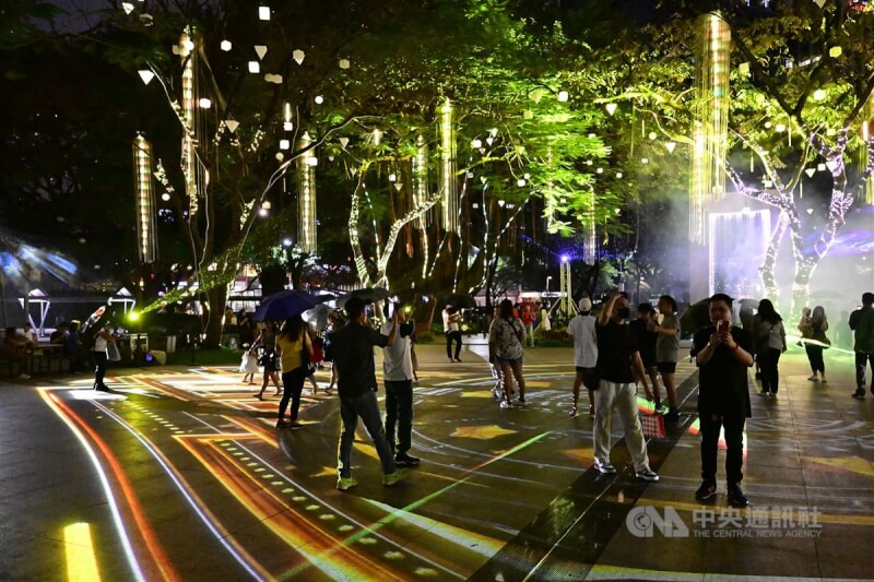 每到耶誕季節，位於馬尼拉都會區馬卡蒂市（Makati）阿亞拉三角花園（Ayala Triangle Gardens）的燈光秀，吸引不少菲國民眾前往觀賞。攝於11月15日。中央社特約記者Edward Bungubung攝 112年12月24日