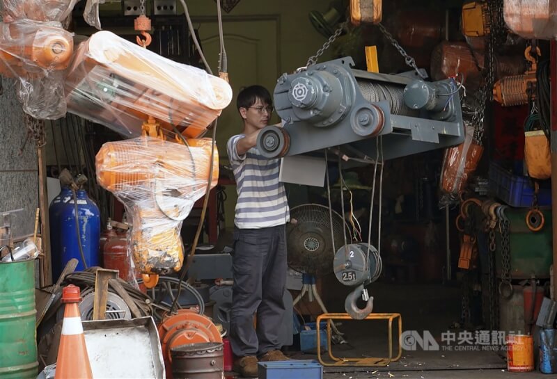 圖為高雄市鹽埕區升降機工程製造業者工作一景。（中央社檔案照片）