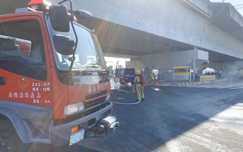 嘉義縣太保市台37線與鄉道嘉58線路口，25日上午發生槽車洩漏鹽酸事故，消防人員到場劃設警戒區封閉道路並射水防護。（嘉義縣消防局提供）中央社記者蔡智明傳真  112年12月25日