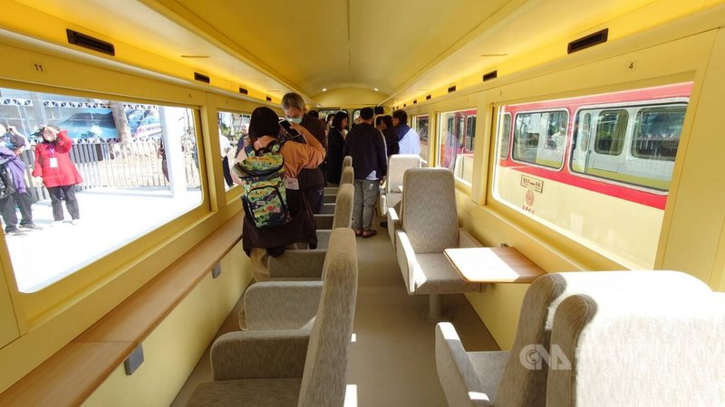 阿里山林業鐵路及文化資產管理處歡慶林鐵通車111週年,以舊車廂改裝的「栩悅號」25日也在新「北門車站」同步亮相,列車以生態為主題設計,配置旋轉座椅可依喜好調整角度欣賞窗外風景,吸引民眾登車體驗。中央社記者蔡智明攝 112年12月25日