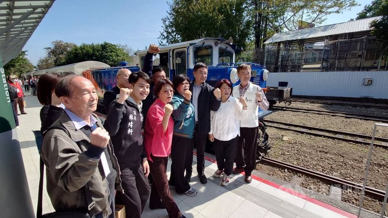 阿里山林鐵通車111週年,林鐵首輛以生態為主題設計的改裝列車「栩悅號」25日正式亮相,林業及自然保育署長林華慶(右3)、林鐵及文資處長黃妙修(前排左3)、嘉義市長黃敏惠(右2)、民進黨立委王美惠(右4)與栩悅號合影。中央社記者蔡智明攝 112年12月25日