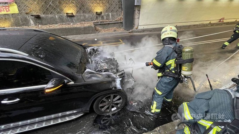 台北市自強隧道士林往內湖方向隧道口25日早上發生火燒車，駕駛48歲汪女案發時發現座車車頭不明原因起火，立即下車避難，警消獲報立即到場滅火。（翻攝照片）中央社記者黃麗芸傳真 112年12月25日