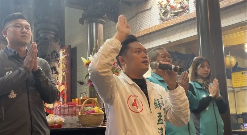 無黨籍屏東立委參選人蘇孟淳（左2）25日率領團隊前往東港東隆宮，並在王爺公面前發誓，展現不賄選決心。（蘇孟淳團隊提供）中央社記者林巧璉傳真 112年12月25日