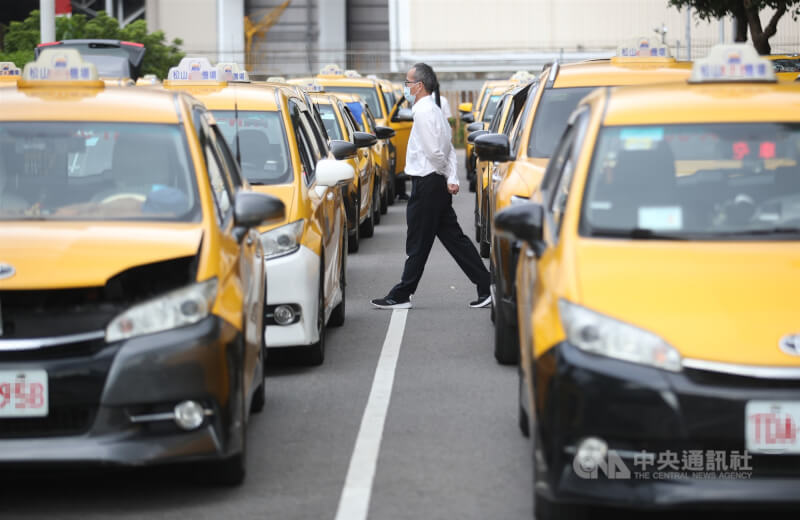 圖為松山機場排班計程車司機等待旅客。（中央社檔案照片）