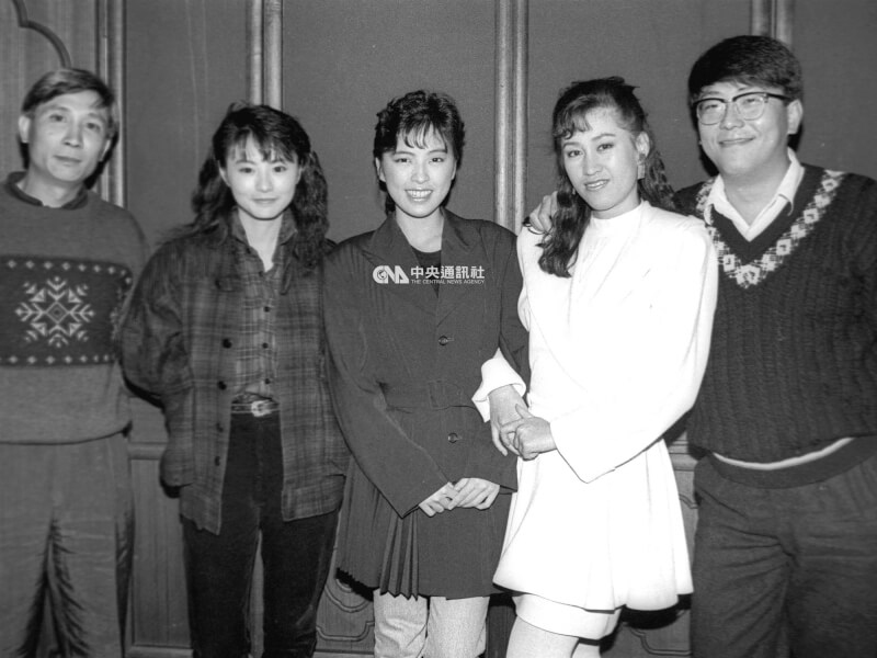 港星樓南光（右1）、王玉環（右2）、羅美薇（中）、李賽鳳（左2），1987年12月在台北宣傳新片。（中央社檔案照片）