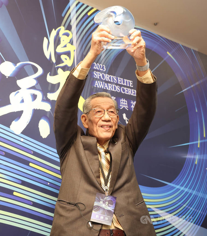 112年體育運動精英獎頒獎典禮25日在台北文創會所登場，剛過80大壽的籃球教練劉錦池（圖）榮獲「終身成就獎」，他開心舉起獎座留影。中央社記者趙世勳攝  112年12月25日