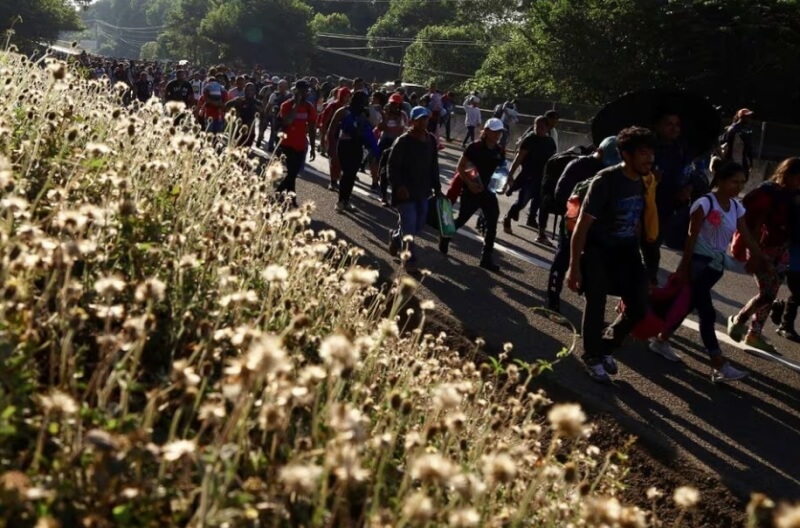 數千名移民25日從墨西哥南部邊境城市塔帕珠拉步行15公里到達阿爾瓦羅．奧夫雷貢。他們計畫向北穿越整個墨西哥，最後到達美國邊境。（路透社）